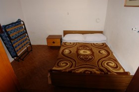 Pokoj s manželskou postelí a rozkládacím lůžkem